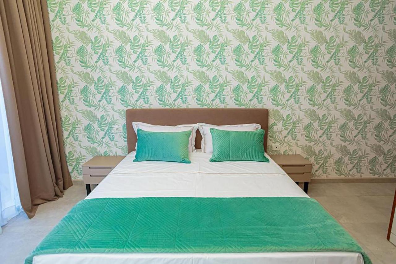 Toto Hotel & Apartments Radhimë Екстериор снимка
